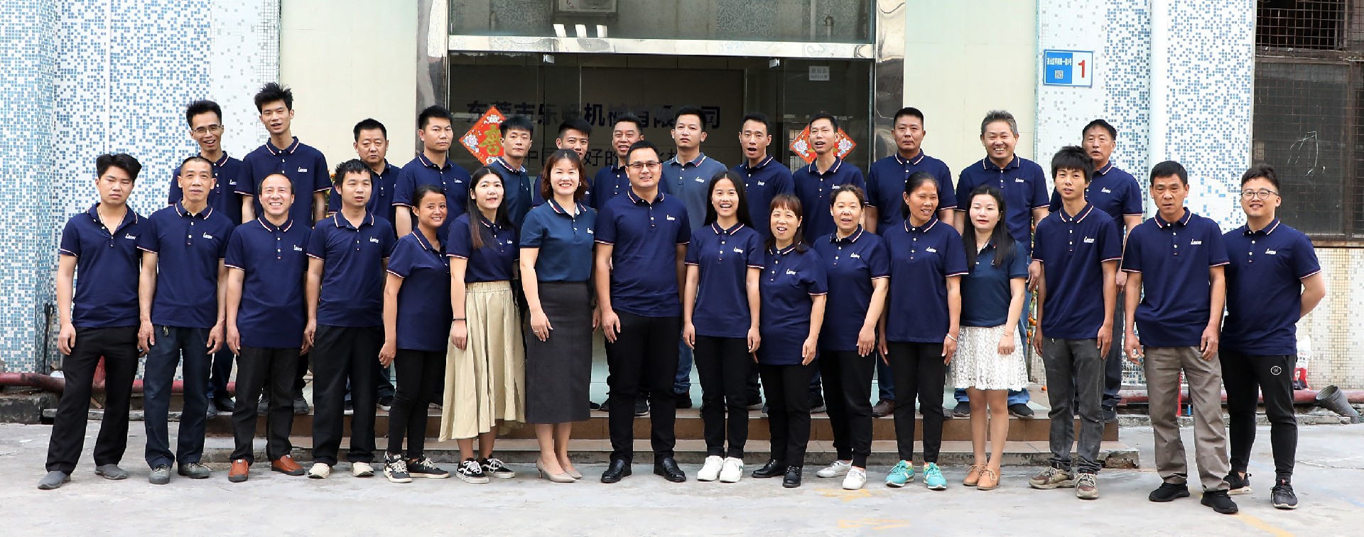 1633499204147364.jpg 全家福.jpg